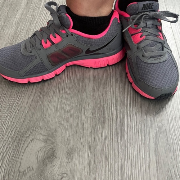 Nike Women's Dual Fusion ST2 Sneakers, Gray/Hot Pink Size 7 - Picture 3 of 16